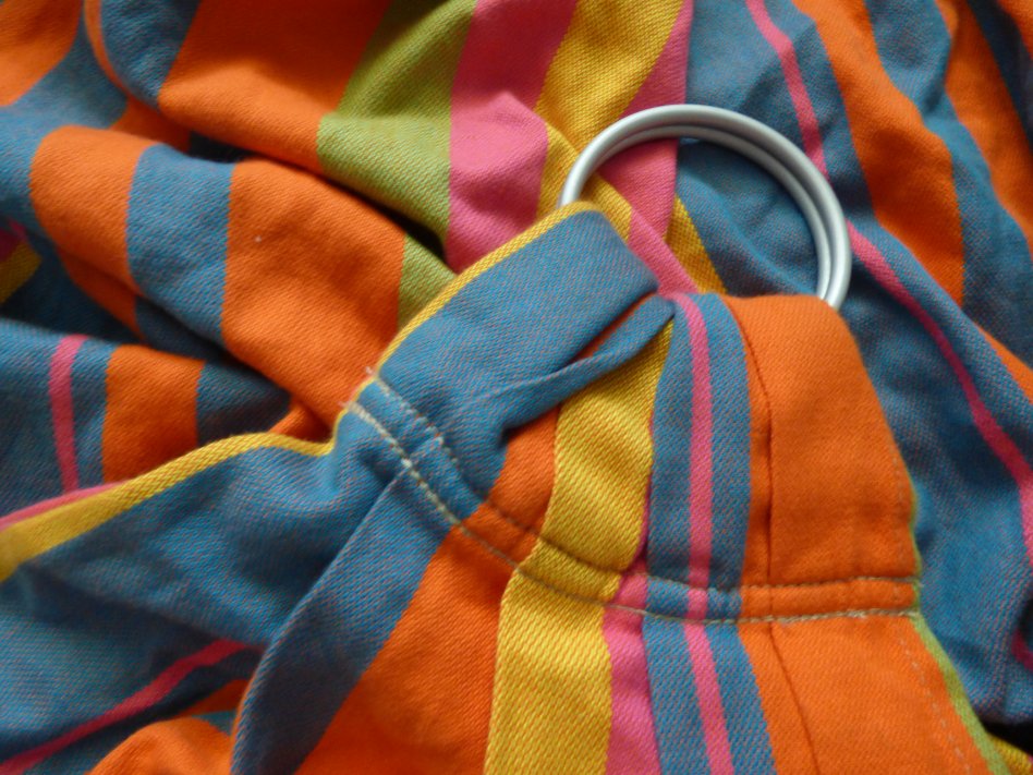 Fragment kolorowej chusty z klamrą